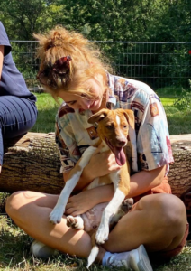 Hundetrainerin Vanessa Miehling im Welpenspiel HUni München