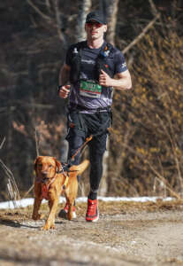 Hundetrainer Ben Barteder beim Canicross HUni München