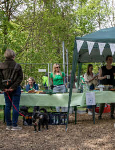 Hundetrainerin Noemi Kudrass beim Tierschutz Spendentag der HUni München