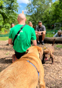 Hundetrainer Ben Barteder beim Training mit Kunden HUni München