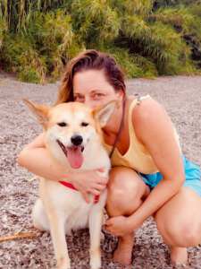 Hundetrainerin Noemi Kudrass mit Tierschutzhündin Ellie am Strand HUni München