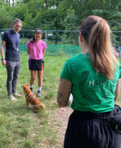 Hundetrainerin Sarah Franz beim Training HUni Muenchen