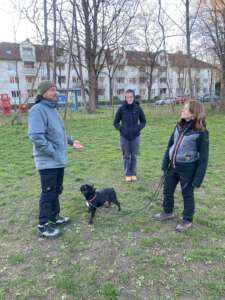 Hundetrainerin Nadin Krämer beim Training am Hundeplatz HUni München