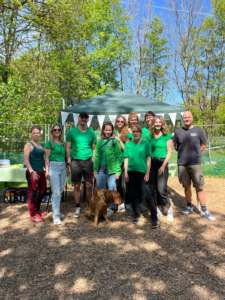 Hundetrainerin Nadin Krämer mit dem Team der HUni München