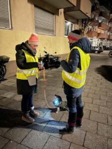 Hundetrainerin Susan Sacher beim Mantrailing mit Kundin HUni München