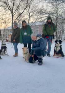 Hundetrainerin Susan Sacher mit Team und Azubis der HUni München