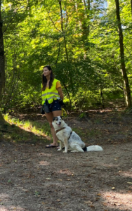 Hundetrainerin Janine Freimann beim Mantrailing HUni München