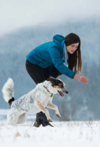 Hundetrainerin Janine Freimann der HUni München mit Hündin Mila im Schnee