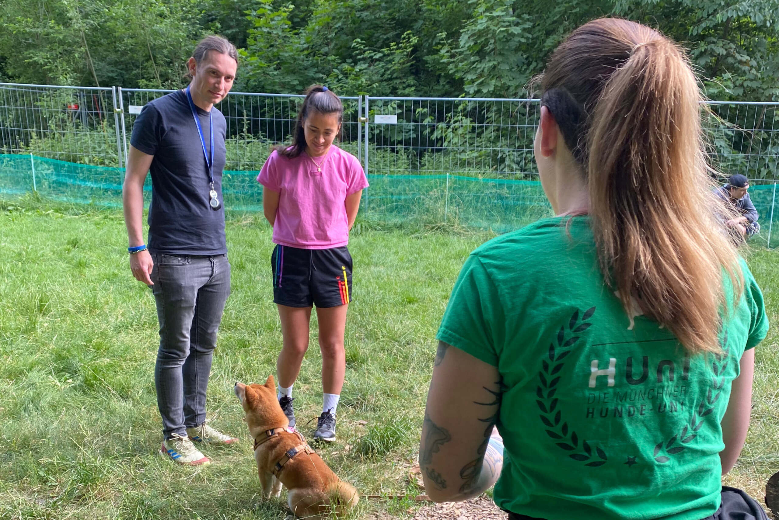 Hundetrainer-Ausbildung HUni Hundeschule München Hundetrainerin bei der Arbeit