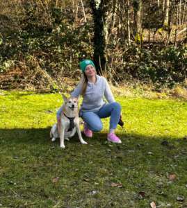 Hundetrainerin Noemi Kudrass der HUni Hundeschule München mit Hündin Ellie